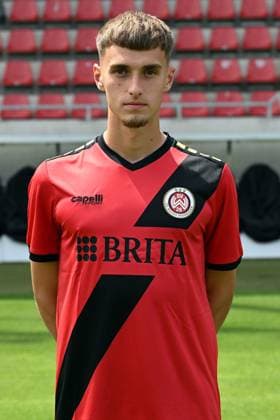 18 07 2024, xjhx, Fußball 3 Liga, SV Wehen Wiesbaden Fototermin Saison 2024 25, Porträttermin 2024 2025 emspor, v l Justin Janitzek DFL DFB REGULATIONS PROHIBIT ANY USE OF PHOTOGRAPHS as IMAGE SEQUENCES and or QUASI VIDEO Wiesbaden