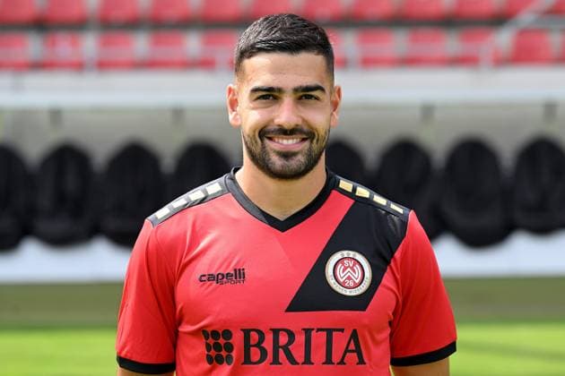 18 07 2024, xjhx, Fußball 3 Liga, SV Wehen Wiesbaden Fototermin Saison 2024 25, Porträttermin 2024 2025 emspor, v l Tarik Gözüsirin DFL DFB REGULATIONS PROHIBIT ANY USE OF PHOTOGRAPHS as IMAGE SEQUENCES and or QUASI VIDEO Wiesbaden