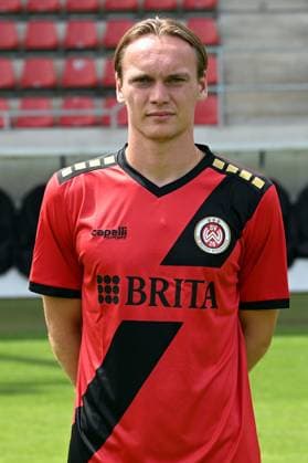18 07 2024, xjhx, Fußball 3 Liga, SV Wehen Wiesbaden Fototermin Saison 2024 25, Porträttermin 2024 2025 emspor, v l Ryan Johansson DFL DFB REGULATIONS PROHIBIT ANY USE OF PHOTOGRAPHS as IMAGE SEQUENCES and or QUASI VIDEO Wiesbaden