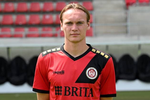 18 07 2024, xjhx, Fußball 3 Liga, SV Wehen Wiesbaden Fototermin Saison 2024 25, Porträttermin 2024 2025 emspor, v l Ryan Johansson DFL DFB REGULATIONS PROHIBIT ANY USE OF PHOTOGRAPHS as IMAGE SEQUENCES and or QUASI VIDEO Wiesbaden