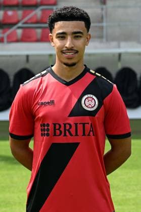 18 07 2024, xjhx, Fußball 3 Liga, SV Wehen Wiesbaden Fototermin Saison 2024 25, Porträttermin 2024 2025 emspor, v l Nassim El Ouarti DFL DFB REGULATIONS PROHIBIT ANY USE OF PHOTOGRAPHS as IMAGE SEQUENCES and or QUASI VIDEO Wiesbaden
