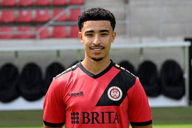 18 07 2024, xjhx, Fußball 3 Liga, SV Wehen Wiesbaden Fototermin Saison 2024 25, Porträttermin 2024 2025 emspor, v l Nassim El Ouarti DFL DFB REGULATIONS PROHIBIT ANY USE OF PHOTOGRAPHS as IMAGE SEQUENCES and or QUASI VIDEO Wiesbaden