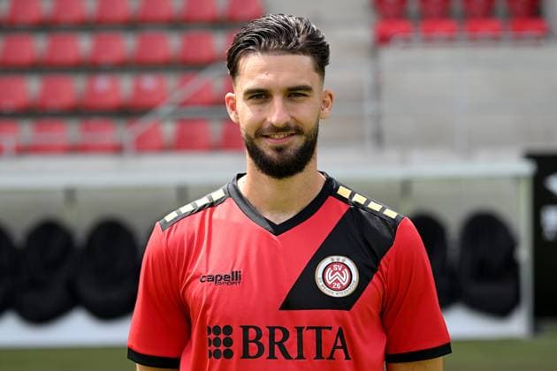 18 07 2024, xjhx, Fußball 3 Liga, SV Wehen Wiesbaden Fototermin Saison 2024 25, Porträttermin 2024 2025 emspor, v l Nikolas Agrafiotis DFL DFB REGULATIONS PROHIBIT ANY USE OF PHOTOGRAPHS as IMAGE SEQUENCES and or QUASI VIDEO Wiesbaden