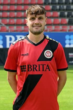 18 07 2024, xjhx, Fußball 3 Liga, SV Wehen Wiesbaden Fototermin Saison 2024 25, Porträttermin 2024 2025 emspor, v l Gino Fechner DFL DFB REGULATIONS PROHIBIT ANY USE OF PHOTOGRAPHS as IMAGE SEQUENCES and or QUASI VIDEO Wiesbaden