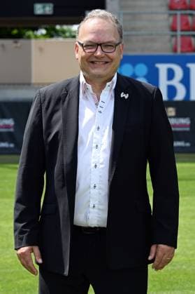 18 07 2024, xjhx, Fußball 3 Liga, SV Wehen Wiesbaden Fototermin Saison 2024 25, Porträttermin 2024 2025 emspor, v l Geschaeftsfuehrer Nico Schaefer SV Wehen Wiesbaden DFL DFB REGULATIONS PROHIBIT ANY USE OF PHOTOGRAPHS as IMAGE SEQUENCES and or QUASI VIDEO Wiesbaden