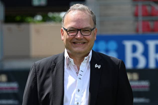 18 07 2024, xjhx, Fußball 3 Liga, SV Wehen Wiesbaden Fototermin Saison 2024 25, Porträttermin 2024 2025 emspor, v l Geschaeftsfuehrer Nico Schaefer SV Wehen Wiesbaden DFL DFB REGULATIONS PROHIBIT ANY USE OF PHOTOGRAPHS as IMAGE SEQUENCES and or QUASI VIDEO Wiesbaden