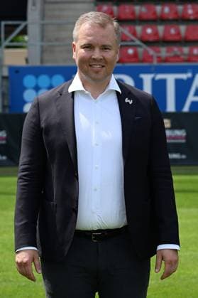 18 07 2024, xjhx, Fußball 3 Liga, SV Wehen Wiesbaden Fototermin Saison 2024 25, Porträttermin 2024 2025 emspor, v l Geschäftsführer Finanzen Paul Specht DFL DFB REGULATIONS PROHIBIT ANY USE OF PHOTOGRAPHS as IMAGE SEQUENCES and or QUASI VIDEO Wiesbaden
