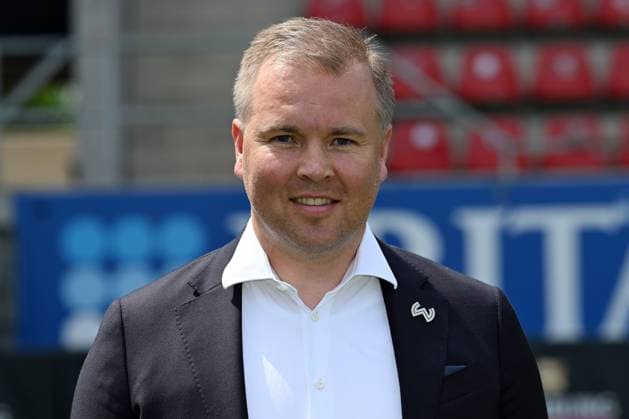 18 07 2024, xjhx, Fußball 3 Liga, SV Wehen Wiesbaden Fototermin Saison 2024 25, Porträttermin 2024 2025 emspor, v l Geschäftsführer Finanzen Paul Specht DFL DFB REGULATIONS PROHIBIT ANY USE OF PHOTOGRAPHS as IMAGE SEQUENCES and or QUASI VIDEO Wiesbaden