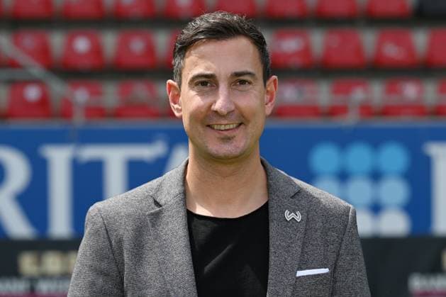 18 07 2024, xjhx, Fußball 3 Liga, SV Wehen Wiesbaden Fototermin Saison 2024 25, Porträttermin 2024 2025 emspor, v l Geschäftsleitung Strategie Unternehmensentwicklung Markus Klepzig DFL DFB REGULATIONS PROHIBIT ANY USE OF PHOTOGRAPHS as IMAGE SEQUENCES and or QUASI VIDEO Wiesbaden