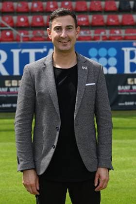 18 07 2024, xjhx, Fußball 3 Liga, SV Wehen Wiesbaden Fototermin Saison 2024 25, Porträttermin 2024 2025 emspor, v l Geschäftsleitung Strategie Unternehmensentwicklung Markus Klepzig DFL DFB REGULATIONS PROHIBIT ANY USE OF PHOTOGRAPHS as IMAGE SEQUENCES and or QUASI VIDEO Wiesbaden