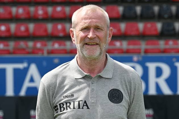 18 07 2024, xjhx, Fußball 3 Liga, SV Wehen Wiesbaden Fototermin Saison 2024 25, Porträttermin 2024 2025 emspor, v l Geschäftsführer Sport Uwe Stöver DFL DFB REGULATIONS PROHIBIT ANY USE OF PHOTOGRAPHS as IMAGE SEQUENCES and or QUASI VIDEO Wiesbaden