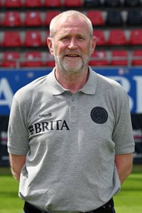 18 07 2024, xjhx, Fußball 3 Liga, SV Wehen Wiesbaden Fototermin Saison 2024 25, Porträttermin 2024 2025 emspor, v l Geschäftsführer Sport Uwe Stöver DFL DFB REGULATIONS PROHIBIT ANY USE OF PHOTOGRAPHS as IMAGE SEQUENCES and or QUASI VIDEO Wiesbaden