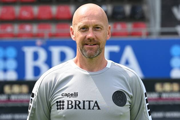 18 07 2024, xjhx, Fußball 3 Liga, SV Wehen Wiesbaden Fototermin Saison 2024 25, Porträttermin 2024 2025 emspor, v l Co Trainer Frank Steinmetz DFL DFB REGULATIONS PROHIBIT ANY USE OF PHOTOGRAPHS as IMAGE SEQUENCES and or QUASI VIDEO Wiesbaden