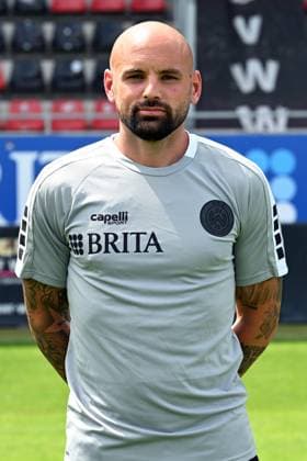 18 07 2024, xjhx, Fußball 3 Liga, SV Wehen Wiesbaden Fototermin Saison 2024 25, Porträttermin 2024 2025 emspor, v l Co Trainer Analyse Giuliano Modica DFL DFB REGULATIONS PROHIBIT ANY USE OF PHOTOGRAPHS as IMAGE SEQUENCES and or QUASI VIDEO Wiesbaden
