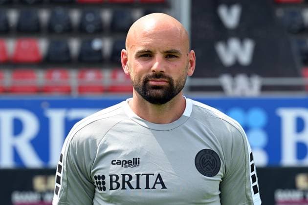 18 07 2024, xjhx, Fußball 3 Liga, SV Wehen Wiesbaden Fototermin Saison 2024 25, Porträttermin 2024 2025 emspor, v l Co Trainer Analyse Giuliano Modica DFL DFB REGULATIONS PROHIBIT ANY USE OF PHOTOGRAPHS as IMAGE SEQUENCES and or QUASI VIDEO Wiesbaden