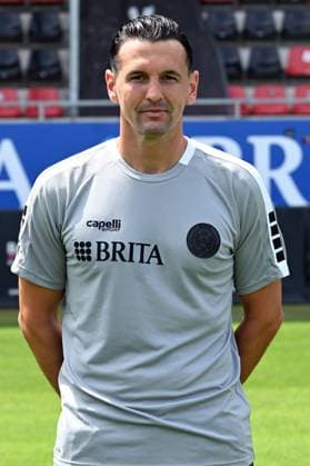 18 07 2024, xjhx, Fußball 3 Liga, SV Wehen Wiesbaden Fototermin Saison 2024 25, Porträttermin 2024 2025 emspor, v l Torwart Trainer Marjan Petkovic DFL DFB REGULATIONS PROHIBIT ANY USE OF PHOTOGRAPHS as IMAGE SEQUENCES and or QUASI VIDEO Wiesbaden