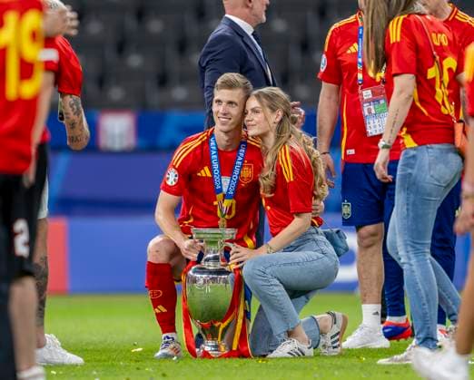 14.07.2024, Fussball UEFA EURO, EM, Europameisterschaft,Fussball 2024, Finale im Berliner Olympiastadion, Spanien - England, Spanien ist Europameister, Dani Olmo (Spanien) mit Pokal und Frau Laura Abla Schmitt *** 14 07 2024, Football UEFA EURO 2024, Final in Berlin Olympic Stadium, Spain England, Spain is European Champion, Dani Olmo Spain with trophy and wife Laura Abla Schmitt