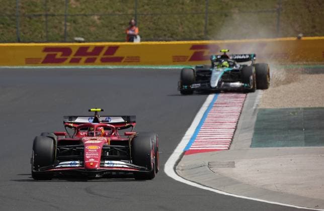 FORMULA 1 HUNGARIAN GRAND PRIX 2024 19 07 2024, Hungaroring, Budapest, FORMULA 1 HUNGARIAN GRAND PRIX 2024 , in the picture Carlos Sainz Jr ESP , Scuderia Ferrari HP, Lewis Hamilton GBR , Mercedes AMG Petronas Formula One Team nordphotoxGmbHx xBratic nph00250