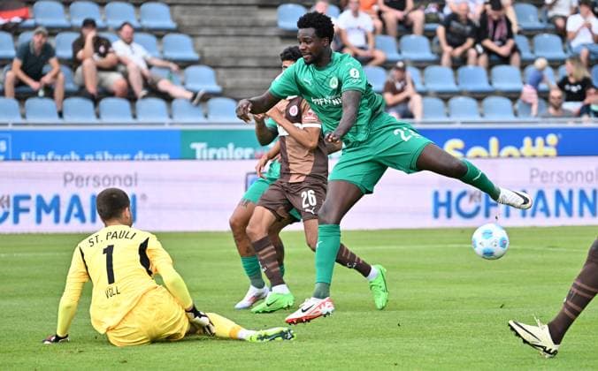 19 07 2024 Soccer season 2024 2025 Test match friendly match preparation match SpVgg Greuther Fürth Kleeblatt FC Sankt Pauli xwoxzix Ben Voll 1, FC St Pauli defends against Gideon Jung 23, SpVgg Greuther Fürth