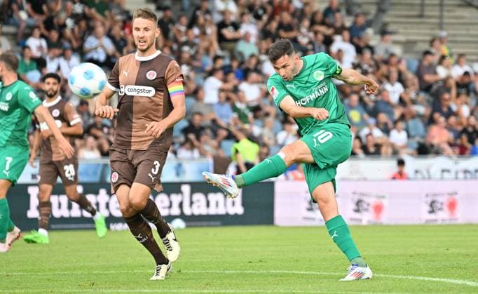 19 07 2024 Soccer season 2024 2025 Test match friendly match preparation match SpVgg Greuther Fürth Kleeblatt FC Sankt Pauli xwoxzix Karlo Mets 3, FC St Pauli Branimir Hrgota 10 SpVgg Greuther Fürth