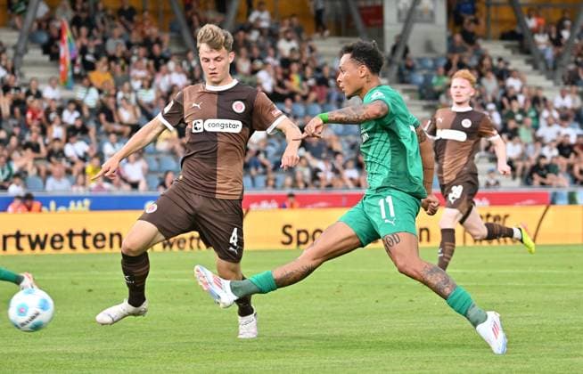 19 07 2024 Soccer season 2024 2025 Test match friendly match preparation match SpVgg Greuther Fürth Kleeblatt FC Sankt Pauli xwoxzix Roberto Massimo 11, SpVgg Greuther Fürth scores goal goal shot for 0 1 against David Nemeth 4, FC St Pauli