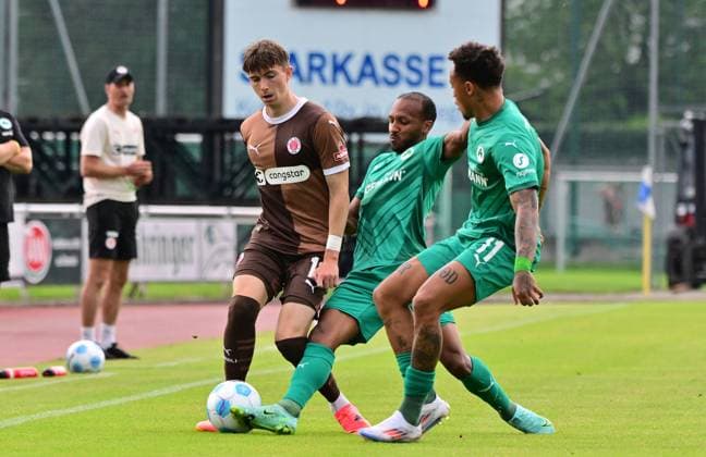 19 07 2024 Soccer season 2024 2025 Test match friendly match preparation match SpVgg Greuther Fürth Kleeblatt FC Sankt Pauli MeZi xmexzix Scott Banks 18, FC St Pauli Julian Green 37, SpVgg Greuther Fürth Roberto Massimo 11, SpVgg Greuther Fürth, right