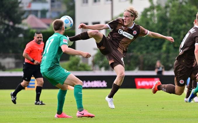 19 07 2024 Soccer season 2024 2025 Test match friendly match preparation match SpVgg Greuther Fürth Kleeblatt FC Sankt Pauli MeZi xmexzix Gian Luca Gian Luca Itter 27, SpVgg Greuther Fürth Theo Schröder 46, FC St Pauli, right