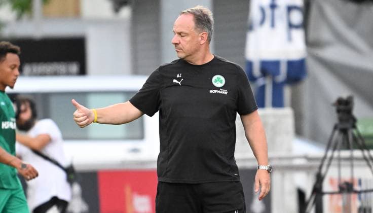 19 07 2024 Soccer Season 2024 2025 Test match Friendly match Preparation match SpVgg Greuther Fürth Kleeblatt FC Sankt Pauli xwoxzix Alexander Zorniger Coach SpVgg Greuther Fürth Thumbs up Thumbs up