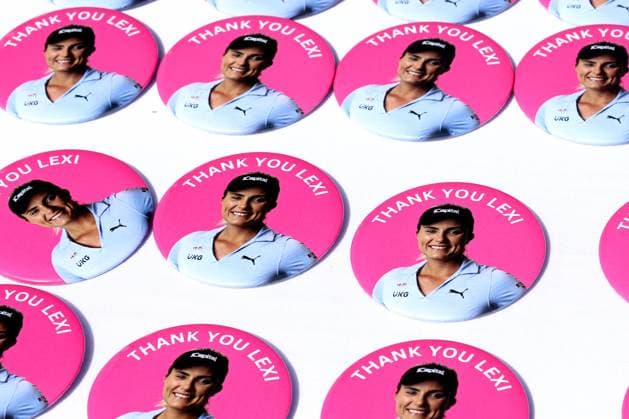 SYLVANIA, OH - JULY 19: Pink buttons are handed out to fans to honor LPGA, Golf Damen player Lexi Thompson on Lexi Thompson Day during the second round of the 2024 Dana Open on July 19, 2024, at Highland Meadows Golf Club in Sylvania, Ohio. (Photo by Brian Spurlock Icon Sportswire) GOLF: JUL 19 LPGA Dana Open EDITORIAL USE ONLY Icon2407195