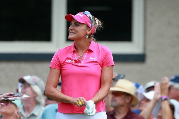 DANA Open SYLVANIA, OHIO - JULY 19: Lexi Thompson of Delray Beach, Florida puts on her glove at the 10th tee as she is welcomed on Lexi Thompson Day during the second round of the DANA Open golf tournament at Highland Meadows Golf Club in Sylvania, Ohio USA, on Friday, July 19, 2024. Sylvania Ohio United States  Copyright: xAmyxLemusx originalFilename:lemus-danaopen240719_npqip.jpg