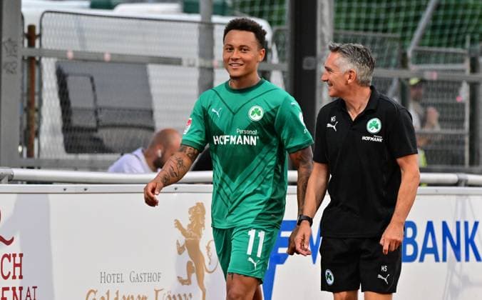 19 07 2024 Soccer season 2024 2025 Test match friendly match preparation match SpVgg Greuther Fürth Kleeblatt FC Sankt Pauli MeZi xmexzix Roberto Massimo 11, SpVgg Greuther Fürth Michael Schleinkofer Athletics coach SpVgg Greuther Fürth, right