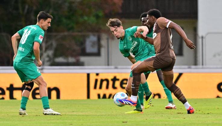 19 07 2024 Soccer season 2024 2025 Test match friendly match preparation match SpVgg Greuther Fürth Kleeblatt FC Sankt Pauli MeZi xmexzix Oladapo Afolayan 17, FC St Pauli, right Reno Münz Muenz 5, SpVgg Greuther Fürth left Marco Meyerhöfer Meyerhoefer 18, SpVgg Greuther Fürth