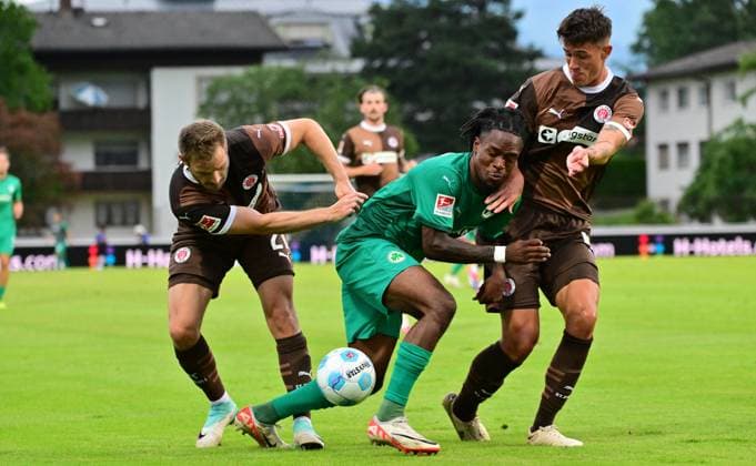 19 07 2024 Soccer season 2024 2025 Test match friendly match preparation match SpVgg Greuther Fürth Kleeblatt FC Sankt Pauli MeZi xmexzix Noel Futkeu 9, SpVgg Greuther Fürth in front of Lars Ritzka 21, FC St Pauli, left Emil Staugaard 45, FC St Pauli, right