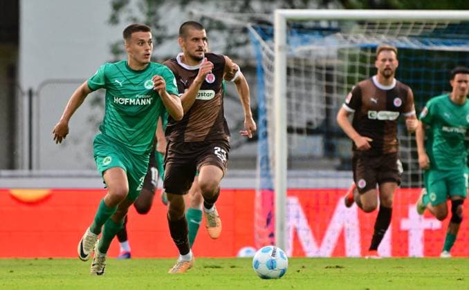 19 07 2024 Soccer season 2024 2025 Test match friendly match preparation match SpVgg Greuther Fürth Kleeblatt FC Sankt Pauli MeZi xmexzix Leander Popp 20, SpVgg Greuther Fürth in front of Adam Dzwigala 25, FC St Pauli