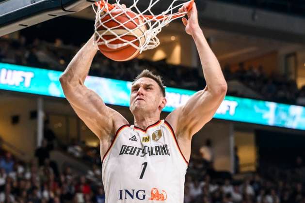 GER, Berlin, DBB, Basketball, Deutschland vs Japan, Basketball, Uber Arena, 19.07.2024, Laenderspiel, Internationale Freundschaftsspiel - Maenner, Johannes Voigtmann (D), setzt sich durch, Korb, *** GER, Berlin, DBB, Basketball, Germany vs Japan, Basketball, Uber Arena, 19 07 2024, Laenderspiel, International friendly match men, Johannes Voigtmann D , asserts himself, basket, Copyright: HMBxMedia UwexKoch