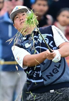Sungjae Im on the 16th fairway from the rough The British Open Championship, Day Three, Golf, Royal Troon, Troon, UK - 20 July 2024  Copyright: xGreigxCowie Shutterstockx 14587997aj