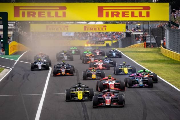 Bilder des Jahres 2024, Sport 07 Juli Sport Themen der Woche KW 29 Sport Bilder des Tages 22 VERSCHOOR Richard (nld), Trident, Dallara F2 2024, 09 MAINI Kush (ind), Invicta Racing, Dallara F2 2024, 04 ANTONELLI Andrea Kimi (ita), Prema Racing, Dallara F2 2024, action,start, depart, during the 9th round of the 2024 FIA Formula 2 Championship from July 19 to 21, 2024 on the Hungaroring, in Mogyorod, Hungary - AUTO - FORMULA 2 2024 - HUNGARORING DPPI Panoramic  240720_R13_UNGHERIA_DP_HUN_GP_DL-1630