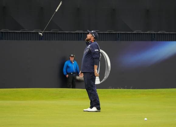 Shane Lowry throws his putter in the air after missing a putt on the 18th green. The British Open Championship, Day Three, Golf, Royal Troon, Troon, UK - 20 July 2024  Copyright: xStuartxWallace Shutterstockx 14588004dk
