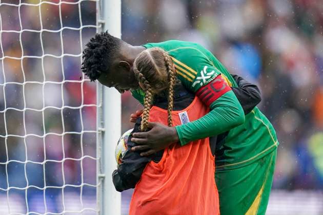 Sport Themen der Woche KW 29 Sport Bilder des Tages Glasgow Rangers FC v Manchester United, ManU FC Manchester United goalkeeper AndrÃ Onana gives his gloves to a ball girl during the Glasgow Rangers FC v Manchester United FC Pre-season friendly match at Scottish Gas Murrayfield Stadium, Edinburgh, Scotland, United Kingdom on 20 July 2024 Editorial use only. All images are copyright Every Second Media Limited. No images may be reproduced without prior permission. Copyright: xIMAGO EveryxSecondxMediax ESM-1065-0042