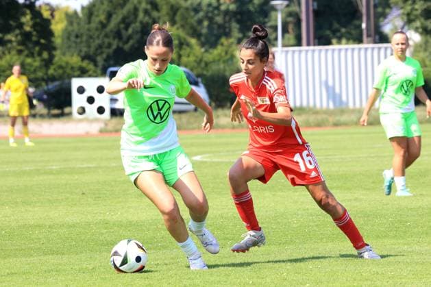 DEU, 2 BL, Frauen, 1 FC Union vs , 21 07 2024, Stadion Alte Foersterei, Berlin, DEU, 2 BL, Frauen, 1 FC Union vs , im Bild Sarah Abu Sabbah 1 FC Union Berlin 16 , Jana Theijs Wolfsburg II 24 DFL regulations prohibit any use of Photographs as image sequences and or quasi video Foto Juergen Engler nordphoto GmbH nordphotoxGmbHx xEngler nph00076