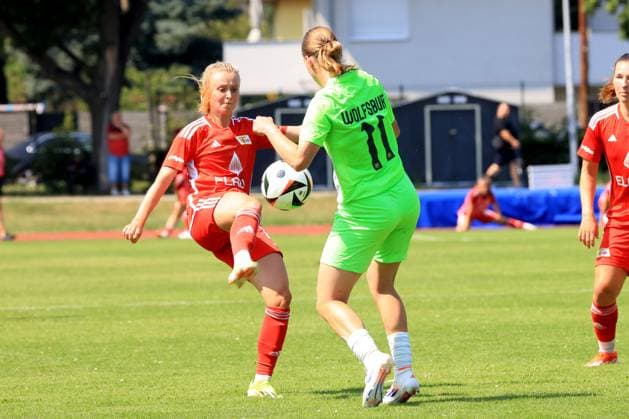 DEU, 2 BL, Frauen, 1 FC Union vs , 21 07 2024, Stadion Alte Foersterei, Berlin, DEU, 2 BL, Frauen, 1 FC Union vs , im Bild Judith Steinert 1 FC Union Berlin 17 , Lilly Nele Damm Wolfsburg II 11 DFL regulations prohibit any use of Photographs as image sequences and or quasi video Foto Juergen Engler nordphoto GmbH nordphotoxGmbHx xEngler nph00076