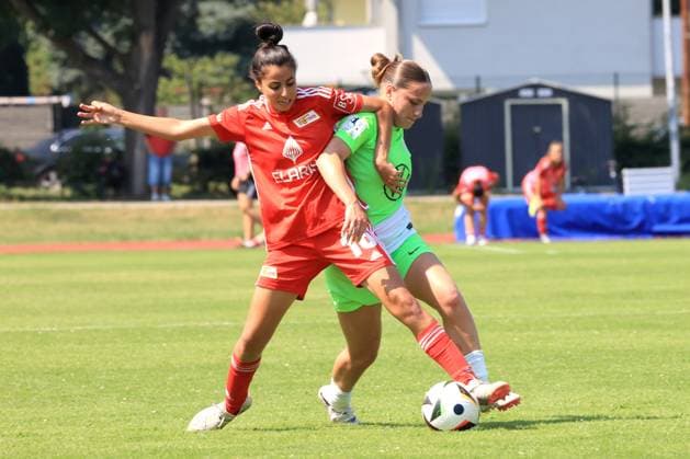 DEU, 2 BL, Frauen, 1 FC Union vs , 21 07 2024, Stadion Alte Foersterei, Berlin, DEU, 2 BL, Frauen, 1 FC Union vs , im Bild Sarah Abu Sabbah 1 FC Union Berlin 16 10, Jana Theijs Wolfsburg II 24 DFL regulations prohibit any use of Photographs as image sequences and or quasi video Foto Juergen Engler nordphoto GmbH nordphotoxGmbHx xEngler nph00076