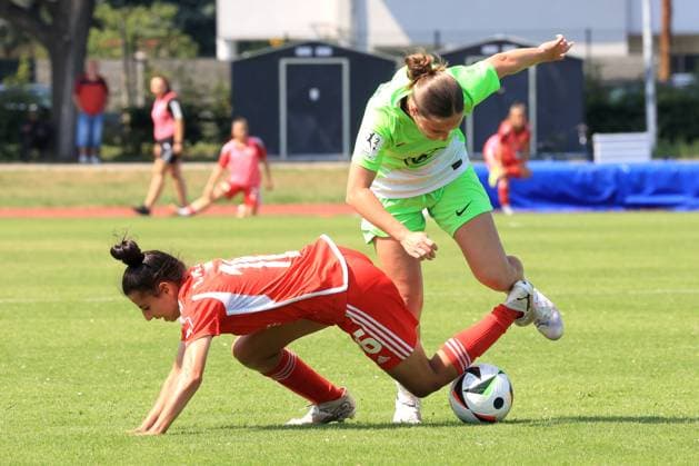DEU, 2 BL, Frauen, 1 FC Union vs , 21 07 2024, Stadion Alte Foersterei, Berlin, DEU, 2 BL, Frauen, 1 FC Union vs , im Bild Sarah Abu Sabbah 1 FC Union Berlin 16 10, Jana Theijs Wolfsburg II 24 DFL regulations prohibit any use of Photographs as image sequences and or quasi video Foto Juergen Engler nordphoto GmbH nordphotoxGmbHx xEngler nph00076