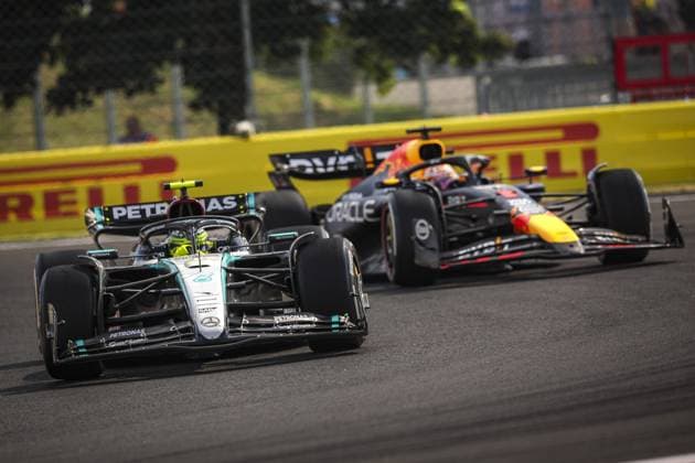 44 HAMILTON Lewis (gbr), Mercedes AMG F1 Team W15, 01 VERSTAPPEN Max (nld), Red Bull Racing RB20, action during the Formula 1 Hungarian Grand Prix 2024, 13th round of the 2024 Formula One World Championship, WM, Weltmeisterschaft from July 19 to 21, 2024 on the Hungaroring, in Mogyorod, Hungary - F1 - HUNGARIAN GRAND PRIX 2024 DPPI Panoramic 240721_R13_UNGHERIA_DP_EA011569