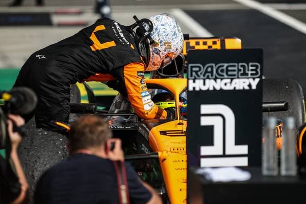 NORRIS Lando (gbr), McLaren F1 Team MCL38, portrait congratulates PIASTRI Oscar (aus), McLaren F1 Team MCL38, portrait for his victory during the Formula 1 Hungarian Grand Prix 2024, 13th round of the 2024 Formula One World Championship, WM, Weltmeisterschaft from July 19 to 21, 2024 on the Hungaroring, in Mogyorod, Hungary - F1 - HUNGARIAN GRAND PRIX 2024 DPPI Panoramic 240721_R13_UNGHERIA_DP_XB3_9619