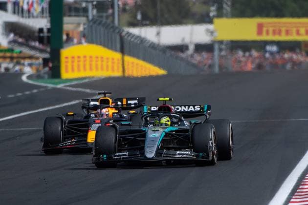 Lewis Hamilton Mercedes AMG Petronas Formula One Team, Great Britain, 44 in the Mercedes AMG F1 W15 E Performance ahead of Max Verstappen Oracle Red Bull Racing, Netherlands, 01 in the RedBull RB20, HUN, Formula 1 World Championship, Hungarian Grand Prix, Hungaroring, Race, 21 07 2024 HUN, Formula 1 World Championship, Hungarian Grand Prix, Hungaroring, Race, 21 07 2024 Mogyorod Copyright: xEibner-Pressefoto Memmlerx EP_MMR