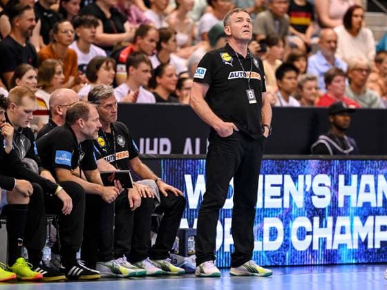 21 07 2024, Stuttgart, Germany, Porsche Arena, Germany vs Japan Handball Friedly Match, Coach Alfred Gislason Germany Schaut Foto H Langer Stuttgart Porsche Arena Germany 541_GERBJAP20240721_028 Langer-541