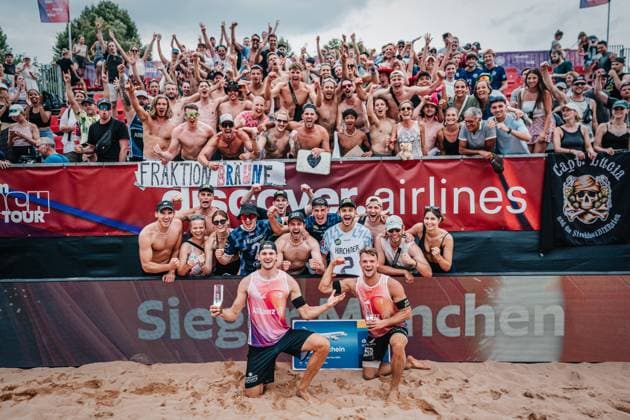 Beach volleyball men German Beach Tour 2024 Tourstop Munich 21 07 2024 front row from l Paul Henning and Daniel Kirchner win the tournament in Munich Munich Central University Sports Beach Bavaria Germany