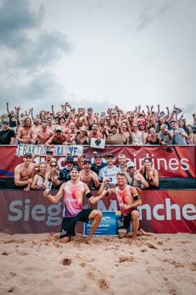 Beach volleyball men German Beach Tour 2024 Tourstop Munich 21 07 2024 front row from l Paul Henning and Daniel Kirchner win the tournament in Munich Munich Central University Sports Beach Bavaria Germany