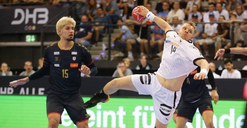 Stuttgart , Handball international men Germany vs Japan , from left Adam yuki Baig JAP Justus Fischer GER